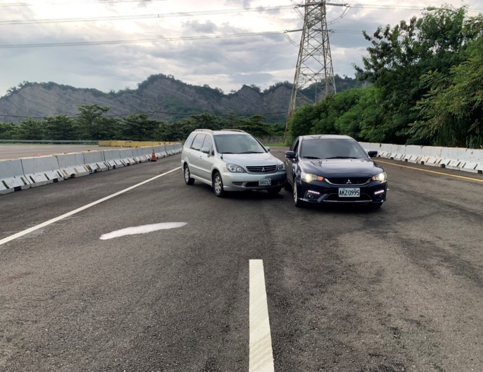 Capture panoramic view of the front of the vehicle (including both the vehicle and the road markings)