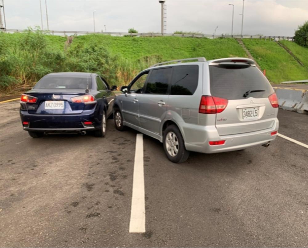 Capture panoramic view of the rear of the vehicle (including both the vehicle and the road markings)